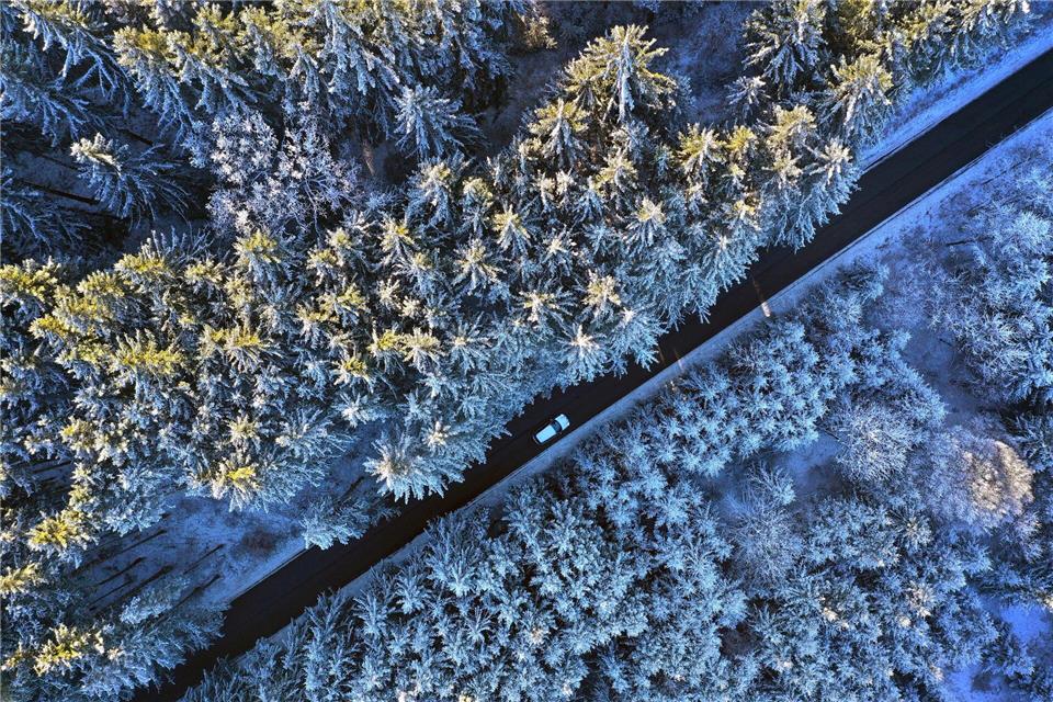 Einen Eiskratzer sollten Autofahrer diese Woche bei sich haben, denn es bleibt frostig. (Symbolfoto)Karl-Josef Hildenbrand/dpa