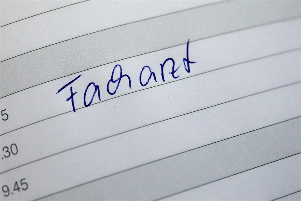 Einen Facharzttermin zu bekommen, ist oft schwierig. (Illustration)Jens Wolf/dpa-Zentralbild/dpa