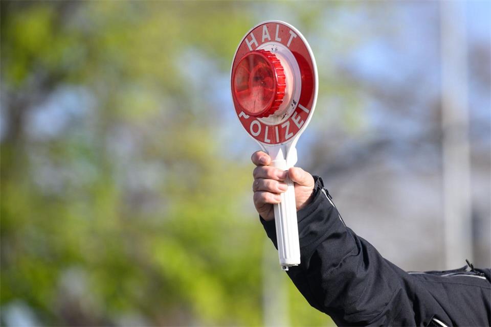 Einen Fahrer kontrollierte die Polizei nach dem mutmaßlich illegalen Autorennen. (Symbolbild)Julian Stratenschulte/dpa