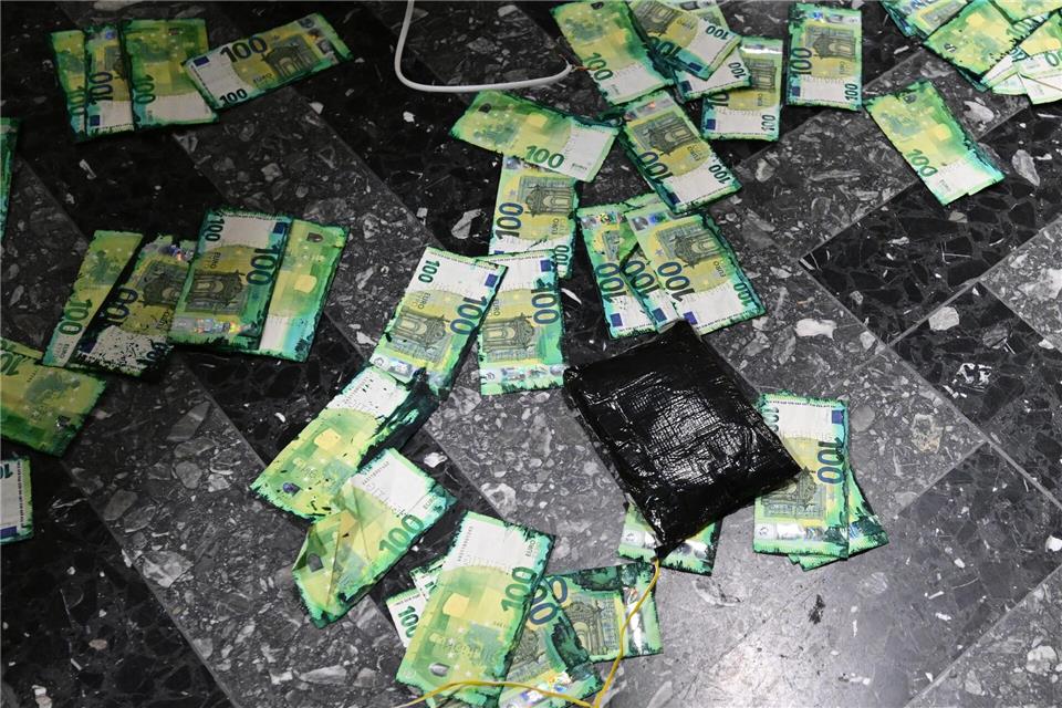 Einen Geldautomaten sprengten unbekannte Täter in der Nacht in Bernkastel-Kues an der Mosel. (Symbolbild)Bernd Wei�brod/dpa