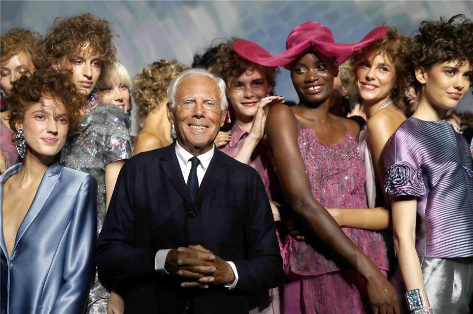 Modemacher Giorgio Armani mit 91 Jahren gestorben Einen Hochschulabschluss oder eine andere fertige Ausbildung hatte Armani in seinem Metier nicht - trotzdem war seine Mode gefragt. (Archivbild)Luca Bruno/AP/dpa