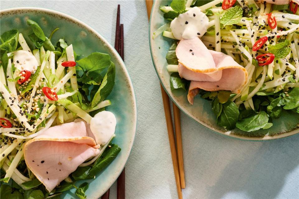 Einen Kohlrabi-Apfelsalat krönt Kochbuchautorin Tanja Dusy mit einem Dressing aus Knoblauch, Chili, Limetten, Zucker, Rapsöl, Sesamöl, Salz und Pfeffer.Oliver Brachat/ZS Verlag/dpa-tmn