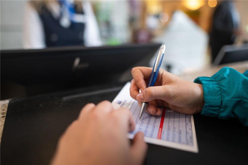 Einen Meldeschein im Hotel ausfüllen? Das ist für inländische Gäste keine Pflicht mehr - Bürokratieabbau im Detail. (Symbolbild)picture alliance/dpa