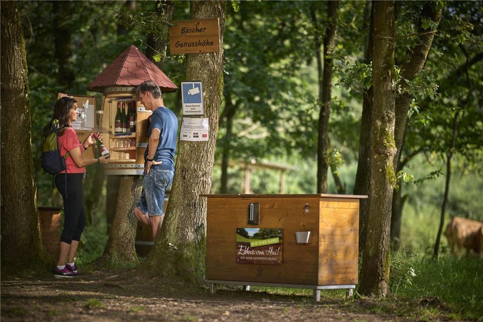 Einen Moselwein zur Rast - dann läuft es sich vielleicht leichter. Die Getränkestationen am Lecker Pfädchen enthalten aber nicht nur Alkoholisches.Klaus-Peter Kappest/TI Thalfang/dpa-tmn