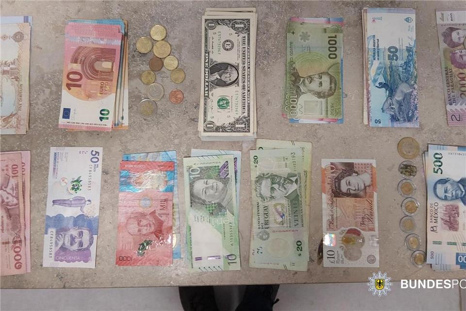 Einen Rucksack mit umgerechnet 5.260 Euro in dreizehn verschiedenen Währungen hat ein Tourist aus Paraguay in einer Münchner S-Bahn vergessen. -/Bundespolizeidirektion München/dpa