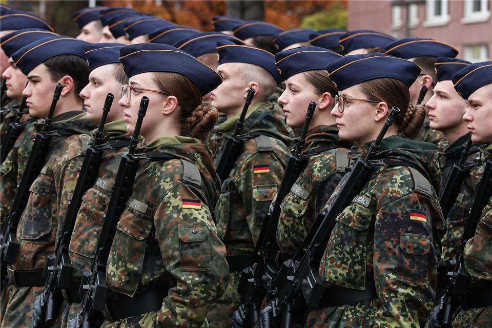 Einen Schwerpunkt legt Schwarz-Rot auf die Stärkung der Bundeswehr. (Archivfoto)Hannes P. Albert/dpa
