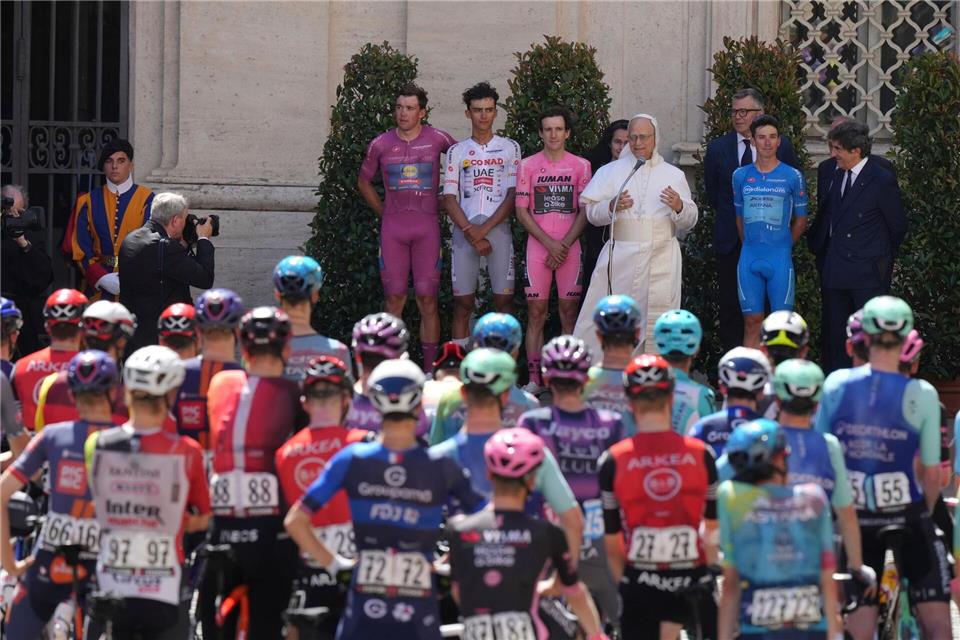 Papst Leo XIV.: Sport ist ein Weg, Frieden zu schaffen Einen Segen für die Radfahrer beim Giro gab es vom Papst auch. Andrew Medichini/AP/dpa