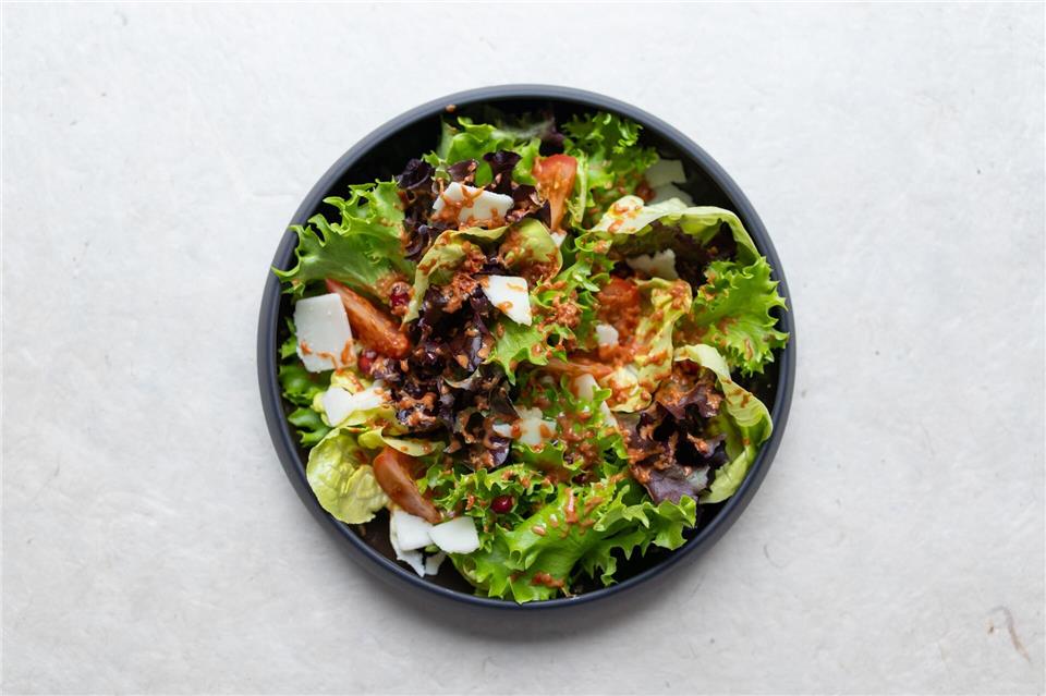 Einen Sommersalat toppt Uwe Tippmann mit einem Dressing aus 2 EL kaltgepresstes Olivenöl, 6 EL dickflüssigem Aceto Balsamico und 3 TL Teelöffeln kernlosem Himbeergelee. Gewürzt wird mit Salz und Pfeffer. Thomas Sixt/dpa-tmn