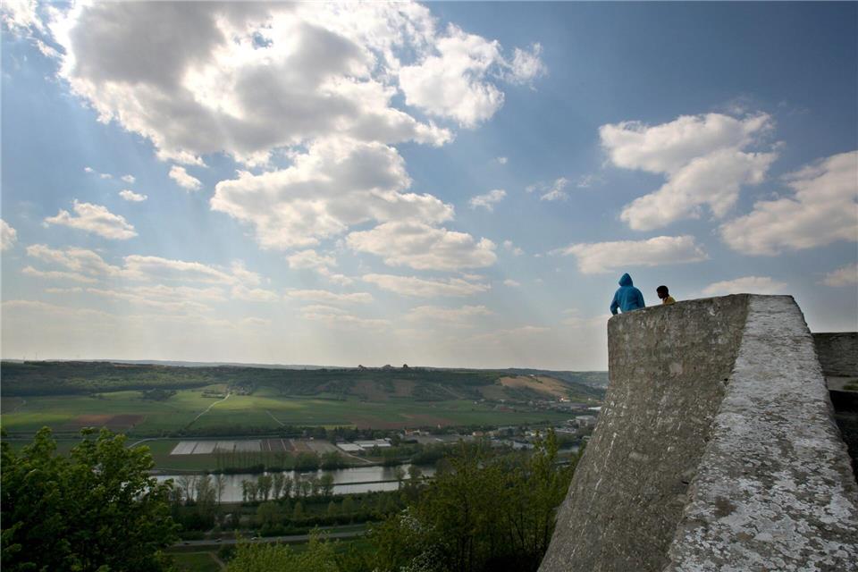 Einen Sonnenstuhl muss man sich im Zweifel selbst mitbringen, aber einen schönen Ausblick hat man vom Sonnenstuhlturm auch im Stehen.Karl-Josef Hildenbrand/dpa/dpa-tmn