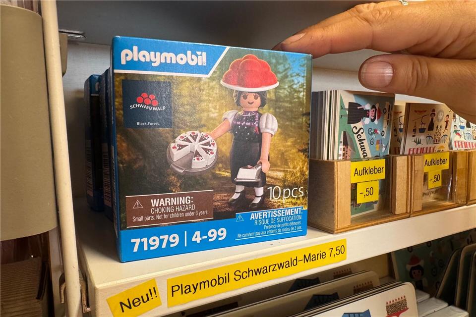 Einen Tag im Verkauf - und mancherorts schon nicht mehr zu bekommen: die Playmobil-Sonderfigur „Schwarzwald Marie“. Valentin Gensch/dpa