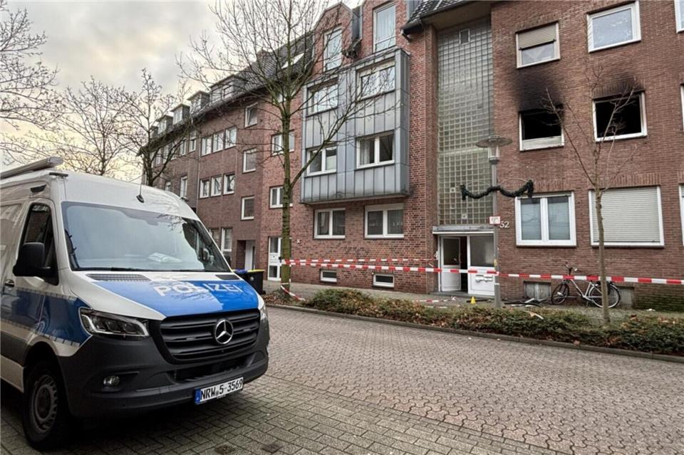 Einen Tag nach dem verheerenden Wohnungsbrand an der Langenbergstraße in der Bocholter Innenstadt haben am Freitagmorgen, 12. Dezember, Spezialisten der Polizei Spuren am Tatort gesichert.Vosgröne