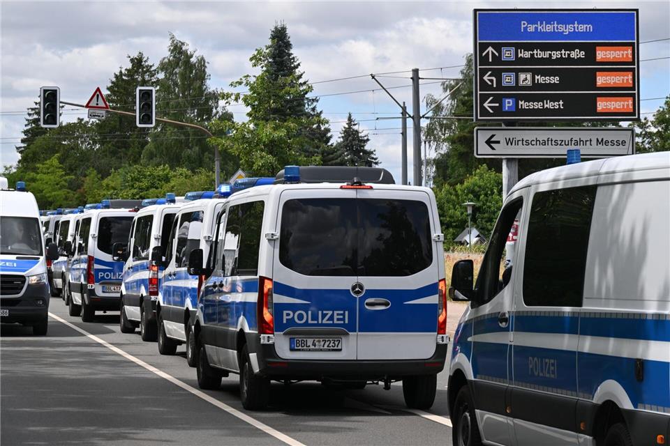 Einen Tag vor dem Bundesparteitag der AfD in Erfurt ist die Polizei schon mit unzähligen Einsatzkräften vor Ort.Martin Schutt/dpa
