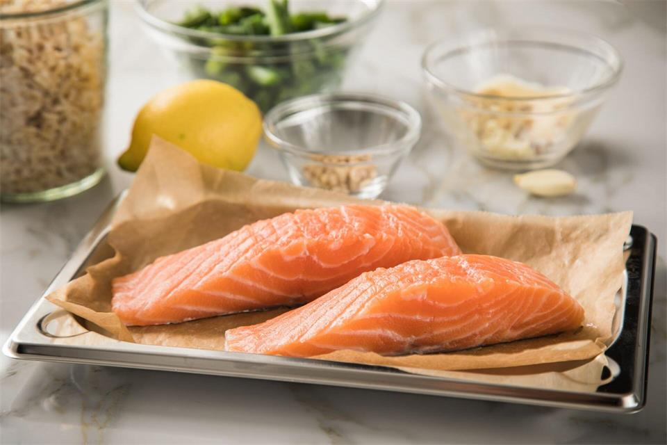 Einen Teil des benötigten Vitamin Ds kann der Körper über die Ernährung aufnehmen - zum Beispiel über fetten Fisch wie Lachs oder manche Pilze.picture alliance/dpa/dpa-tmn