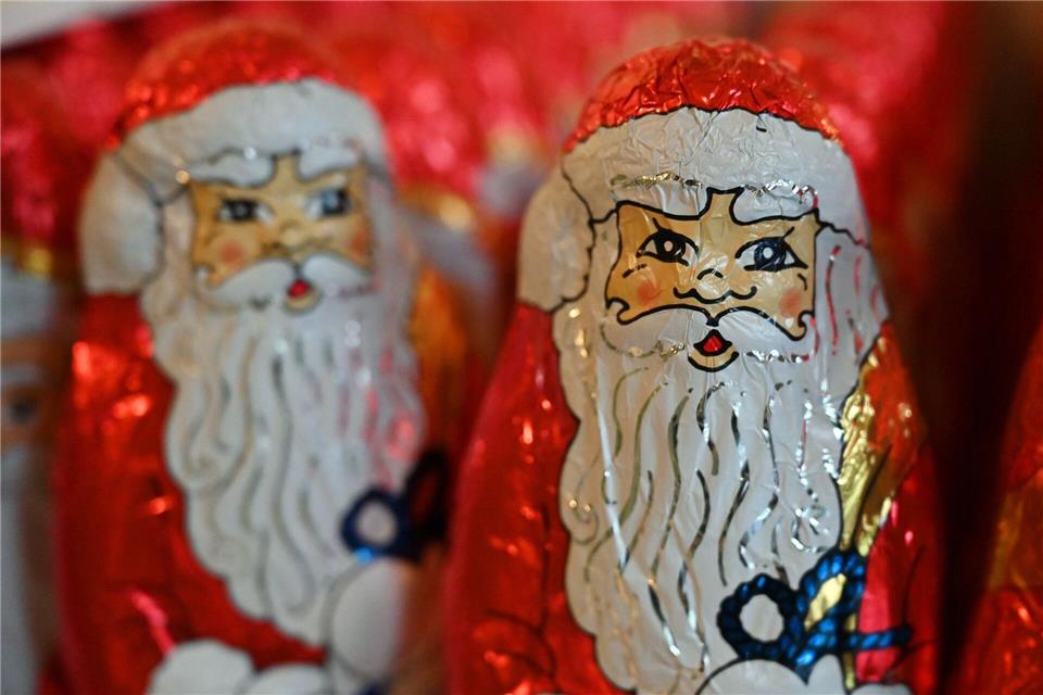 Einen Weihnachtsmann aus Schokolade ließ sich ein Einbrecher in Ludwigshafen schmecken. (Symbolbild)Martin Schutt/dpa