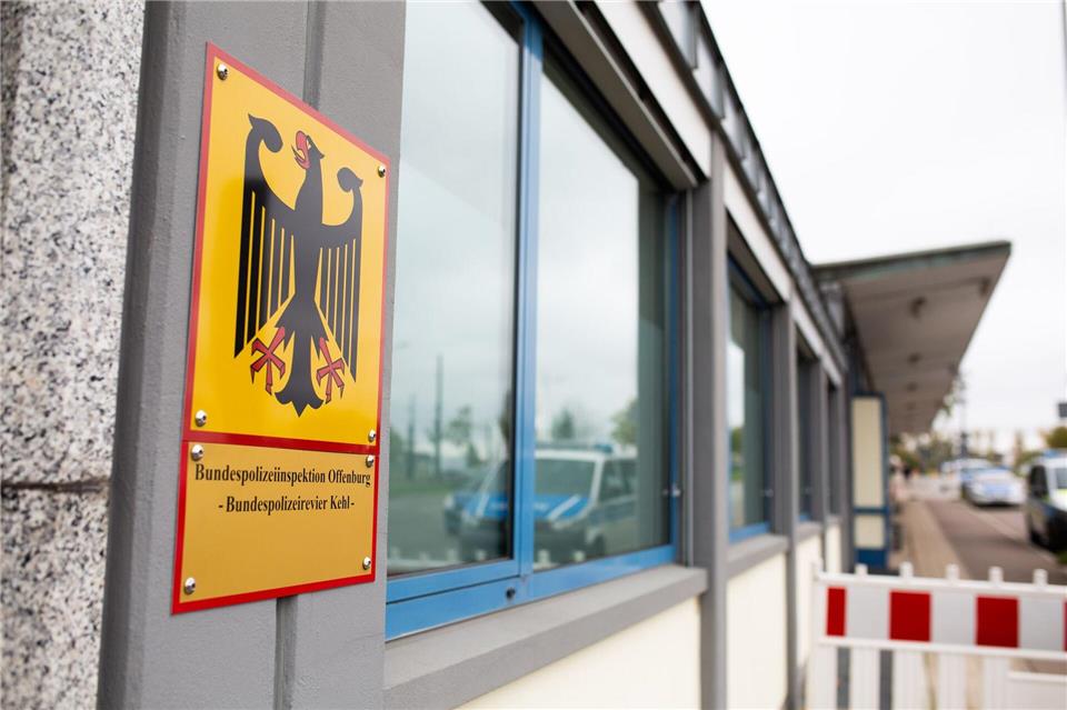 Einen berauschten Mann ohne gültige Papieren haben Polizisten in Kehl an der Einreise gehindert. (Symbolbild)Philipp von Ditfurth/dpa