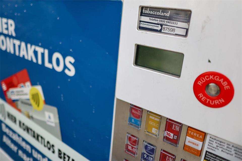 Einen ganzen Zigarettenautomaten haben Unbekannte in Blintendorf, einem Ortsteil von Gefell, gestohlen. (Symbolbild) Jan Woitas/dpa