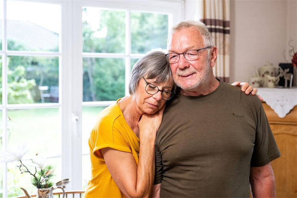 Einen geliebten Menschen zu pflegen, kostet Kraft. So eine Situation kann aber auch die Verbindung zwischen Paaren stärken. picture alliance / dpa-tmn