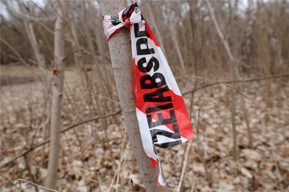 Einen grausigen Fund hat ein Spaziergänger in der Rostocker Südstadt gemacht: eine Leiche in einer Art selbstgebauten Schubkarre.Bernd Wüstneck/dpa