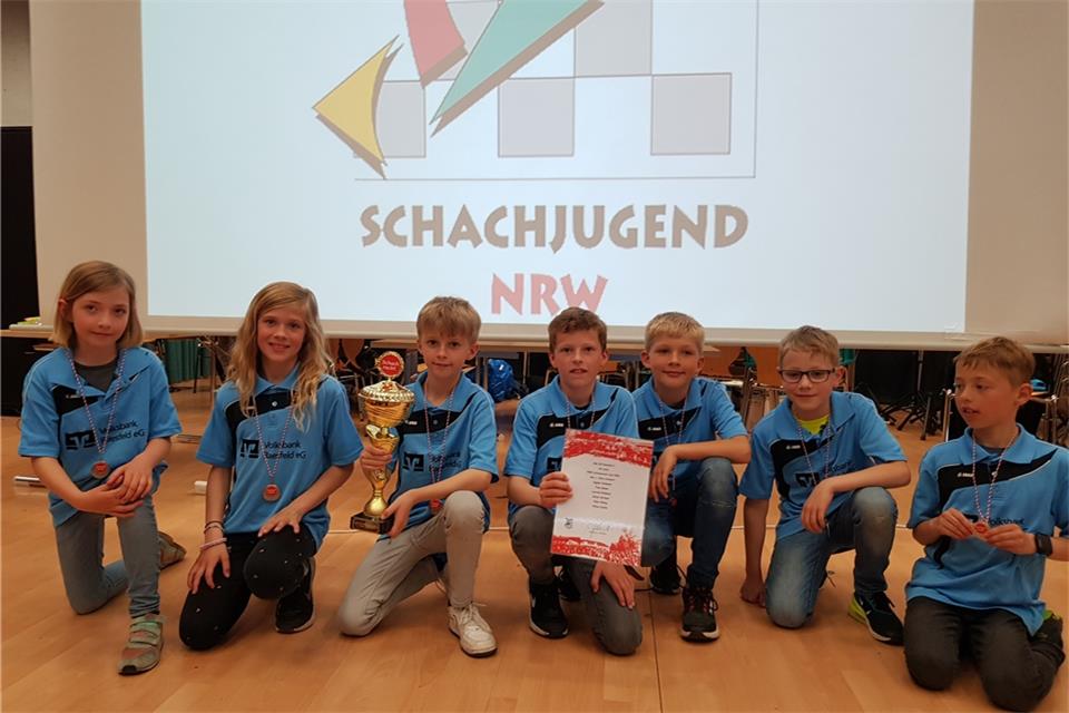 Einen großen Pokal holten die Schachspieler der St.-Sebastian-Schule.