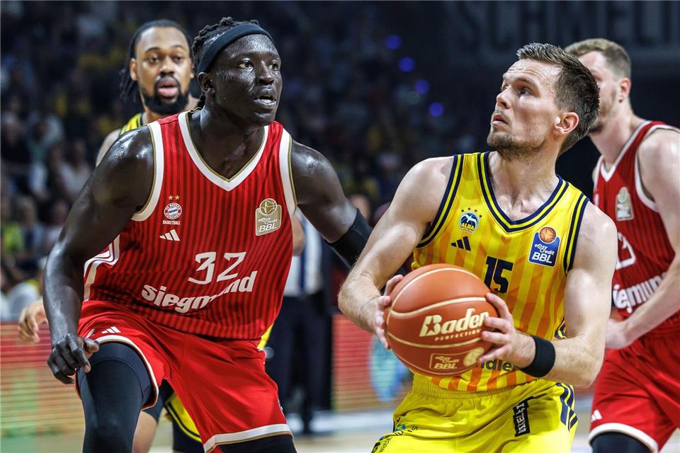 Einen heißen Kampf lieferten sich Alba Berlin und Bayern München.Andreas Gora/dpa
