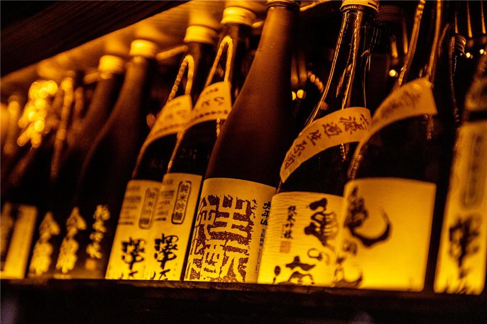 Einen typischen Sake-Geschmack gibt es nicht. Er kann mal birnig-frisch, mal nussig, mal cremig und vollmundig fast wie ein Cherry schmecken. Es gibt ihn auch als Rosé oder in Rot, mit oder ohne Kohlensäure. Zacharie Scheurer/dpa-tmn