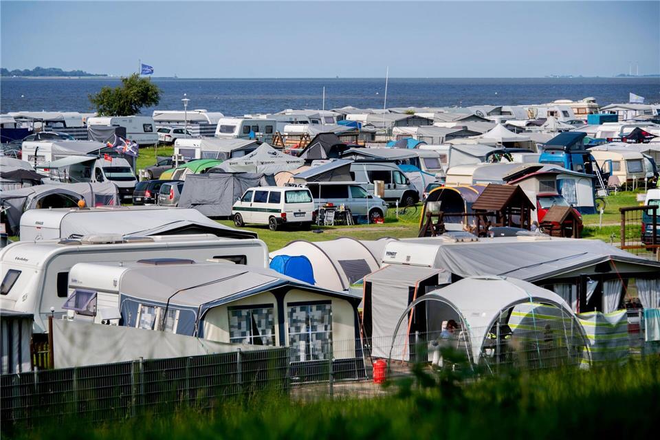 Einer Auswertung des ADAC-Portals Pincamp zufolge ist Niedersachsens Küste bei Campern besonders gefragt. (Archivbild)Hauke-Christian Dittrich/dpa