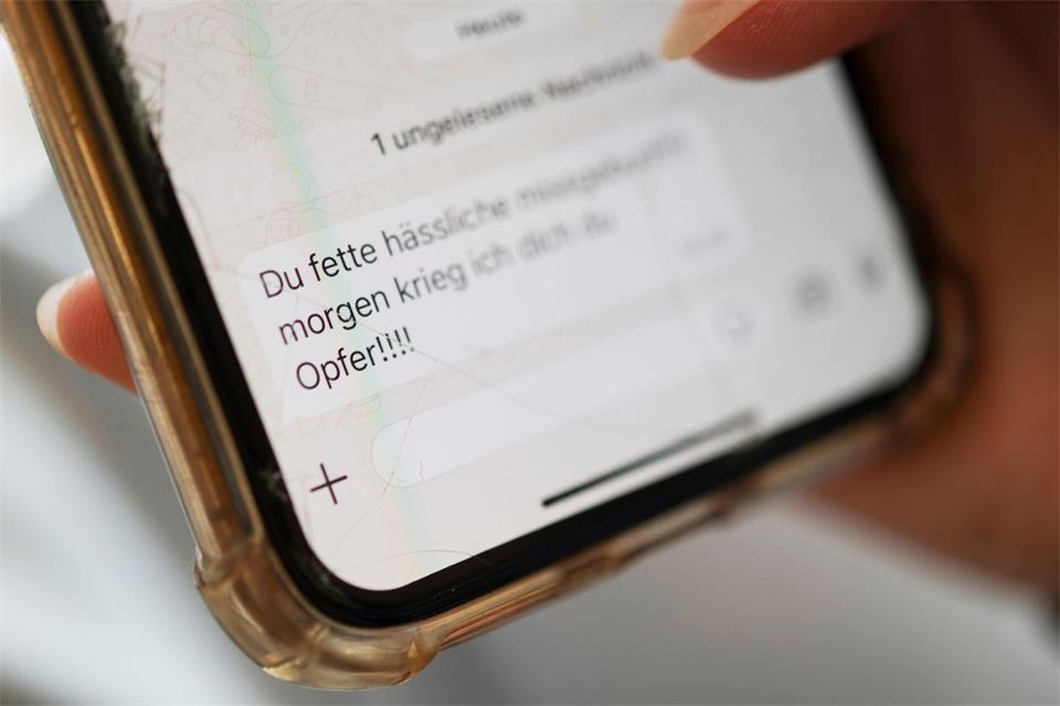 Einer Studie zufolge nimmt Cybermobbing weiter zu. (Archivbild) Marijan Murat/dpa