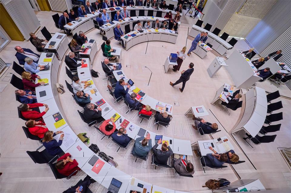 Einer Umfrage zufolge befürworten Wahlberechtigte in Mecklenburg-Vorpommern eine Einbindung der AfD im Landtag. (Archivbild)Jens Büttner/dpa