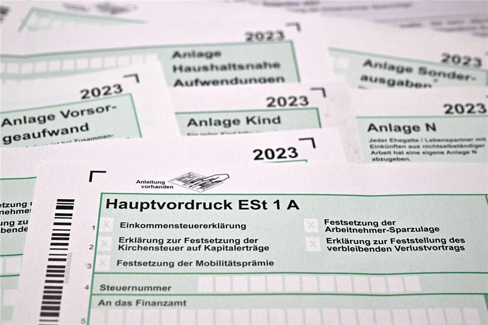 Einer ausgewählten Gruppe von Steuerpflichtigen schickt das Finanzamt Kassel einen Vorschlag für die Steuererklärung (Symbolbild). Martin Schutt/dpa