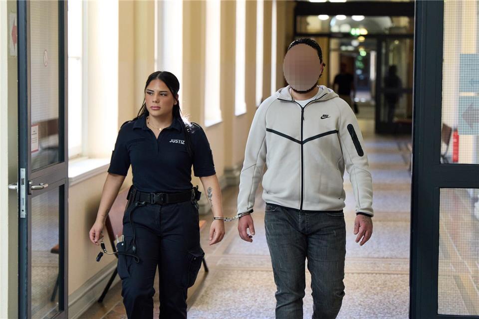 Einer der Angeklagten auf dem Weg zur Urteilsverkündung.Georg Wendt/dpa