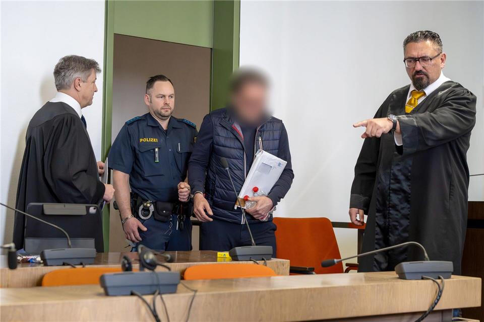 Einer der Angeklagten bei Prozessbeginn. (Archivbild). Peter Kneffel/dpa