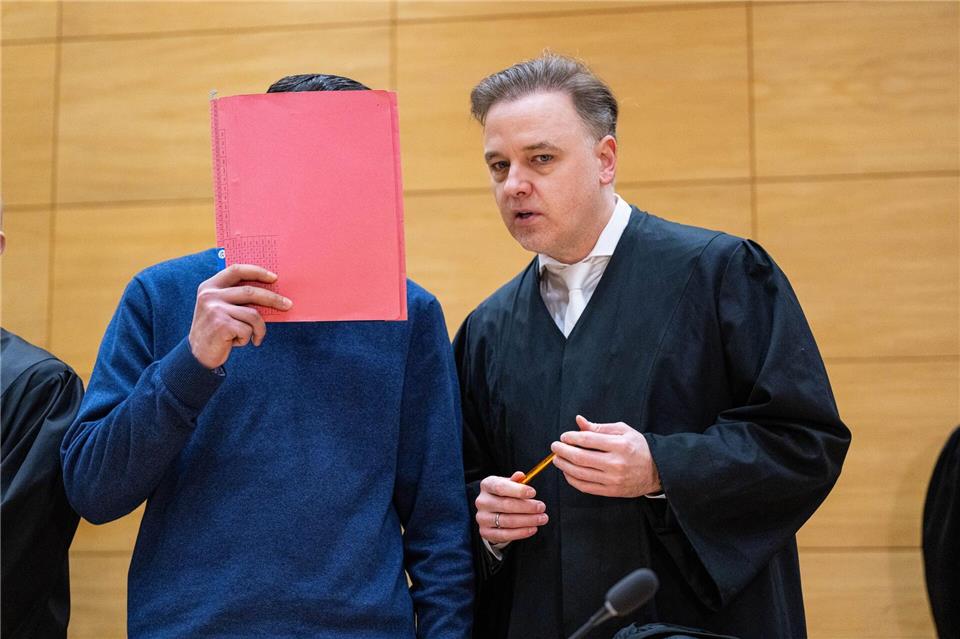 Eklat im Prozess um Totschlag nach Abifeier  Einer der Angeklagten (l.) und sein Anwalt Burkhard Benecken sorgten vor dem Landgericht Bielefeld für einen Eklat. (Archivbild)Guido Kirchner/dpa