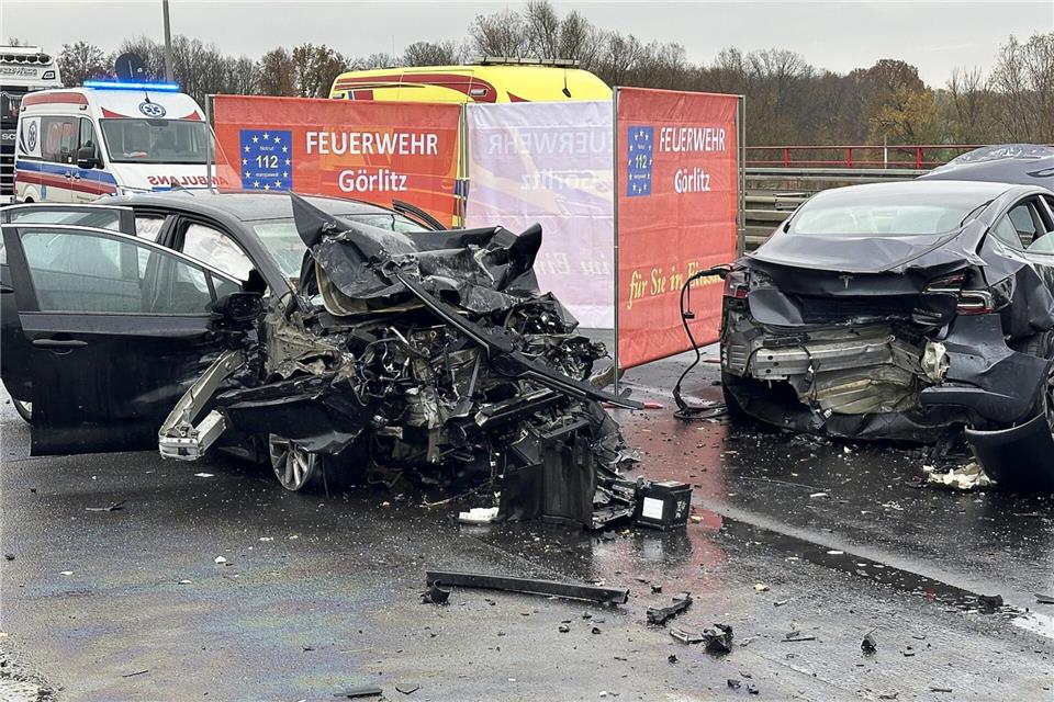 Einer der Autofahrer erlag an der Unfallstelle seinen Verletzungen.Danilo Dittrich/dpa
