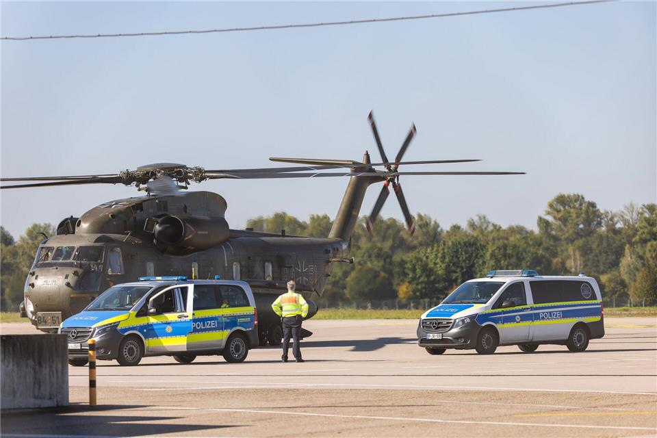 Einer der Beschuldigten wurde mit einem Bundeswehr-Hubschrauber nach Karlsruhe gebracht.Philipp von Ditfurth/dpa
