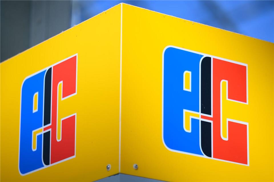 Einer der Betrüger wurde gefilmt, als mit einer gestohlenen EC-Karte Geld abheben wollte. (Symbolbild)Hendrik Schmidt/dpa