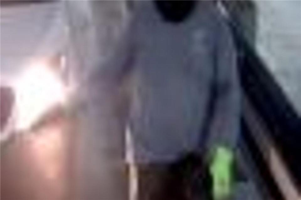 Einer der Einbrecher trug auffallend gelbe Handschuhe. (Archivbild)-/Polizei NRW/dpa