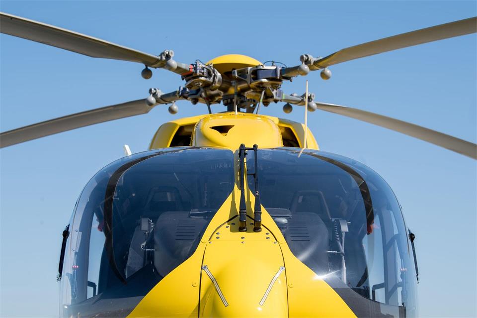 Einer der Fahrer musste mit einem Rettungshubschrauber in ein Krankenhaus gebracht werden. (Symbolbild)Fabian Sommer/dpa