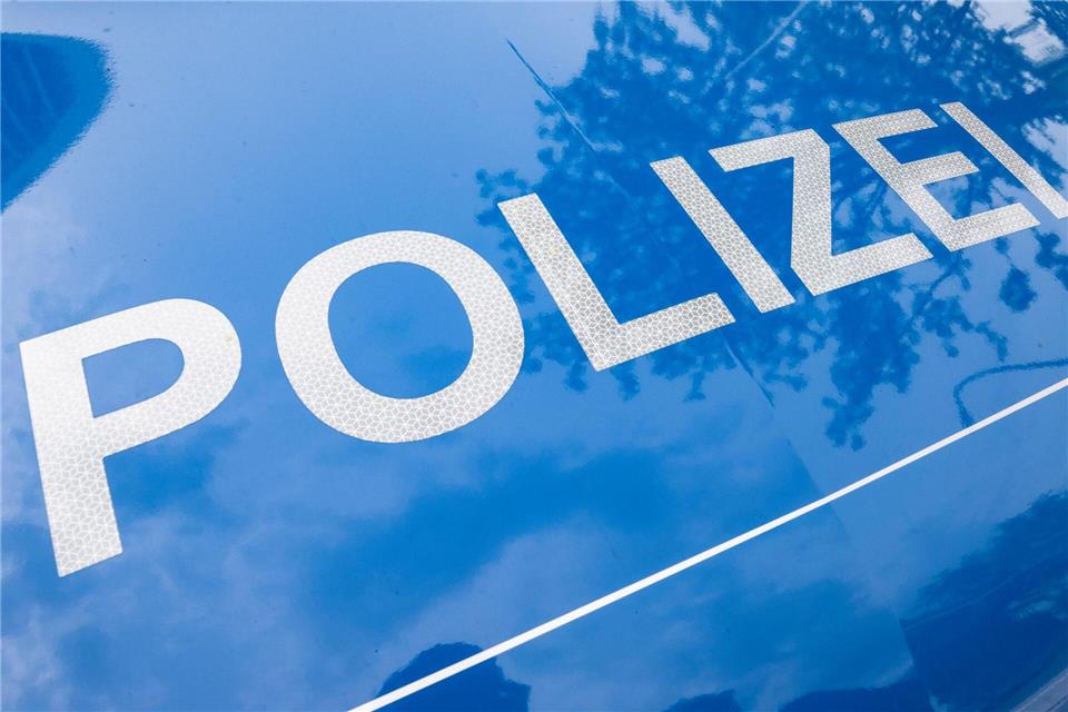 Einer der Jugendlichen flüchtet, als er die Polizei sieht. (Symbolbild)Boris Roessler/dpa