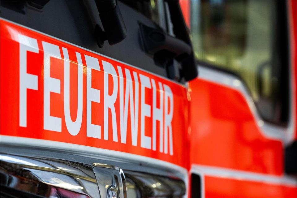 Einer der Lkw brannte vollständig aus. (Symbolbild)Soeren Stache/dpa