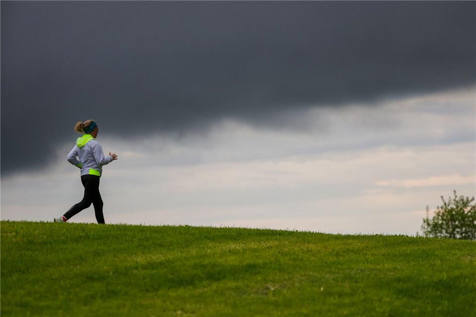 Einer der Männer wird so aggressiv, dass er die Frau ins Bein gebissen hat. (Symbolbild)Thomas Warnack/dpa