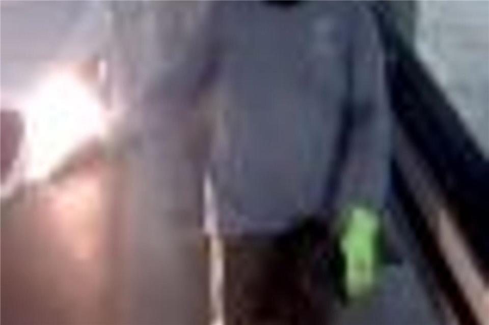 Einer der Maskierten trug grüne Handschuhe.-/Polizei NRW/dpa