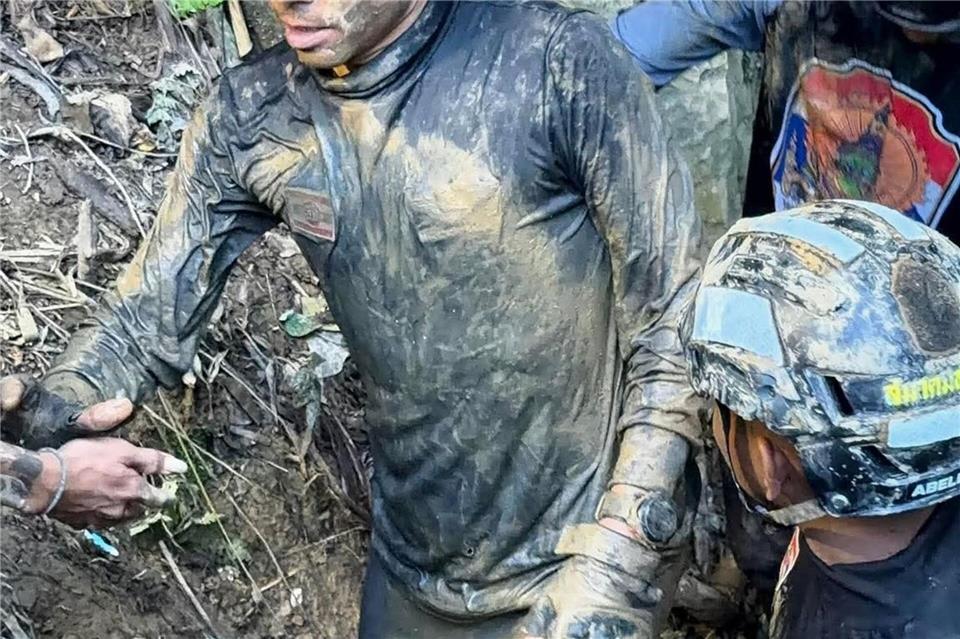 Einer der Retter während seines Einsatzes. Uncredited/Metta Tham Rescue Kalasin/AP/dpa