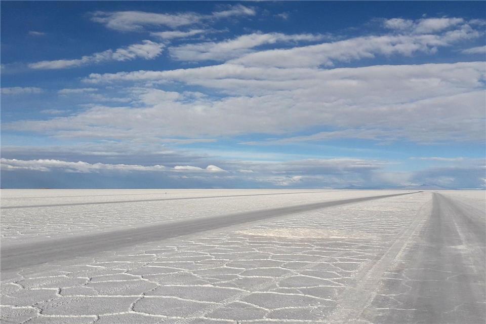 Einer der Schwerpunkte liegt laut Vorstandschef derzeit auf der Gewinnung von Lithium vor allem aus Salzseen in Südamerika. (Symbolbild)Georg Ismar/dpa