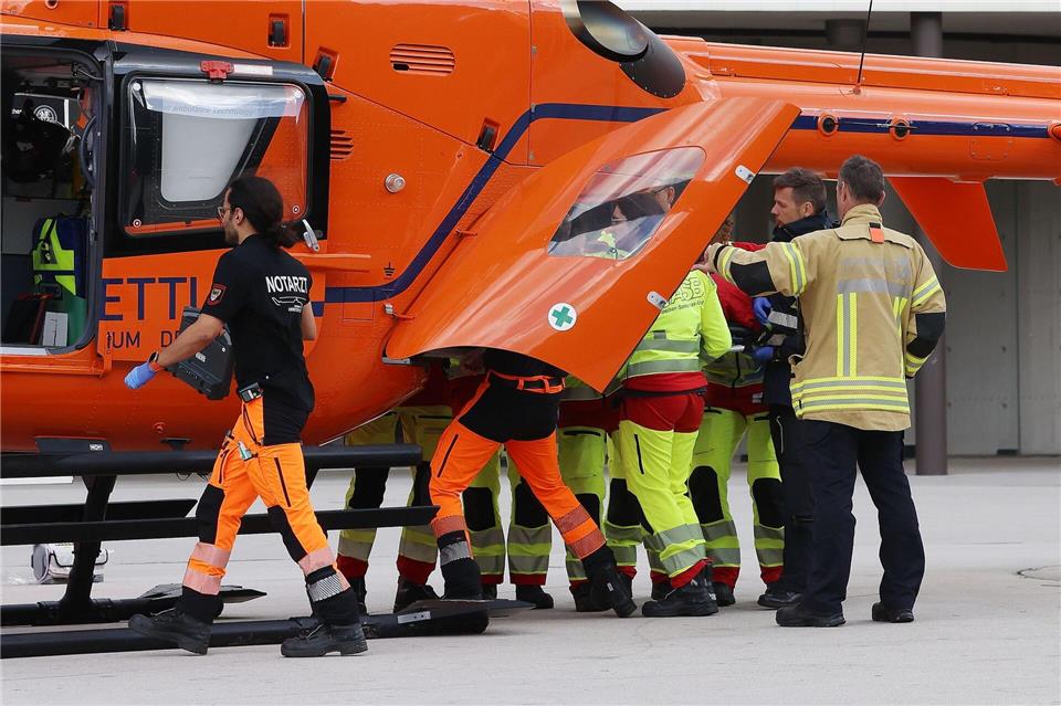 Einer der Schwerverletzten wurde per Rettungshubschrauber in eine Klinik geflogen.David Young/dpa