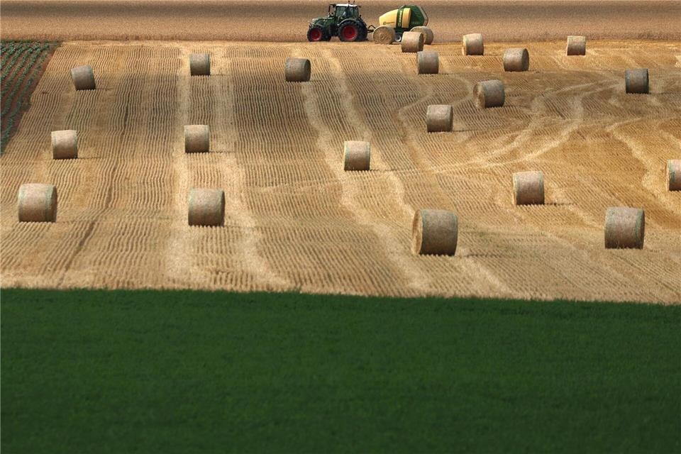 Einer der Strohballen überrollte den 26-Jährigen. (Symbolbild)Karl-Josef Hildenbrand/dpa
