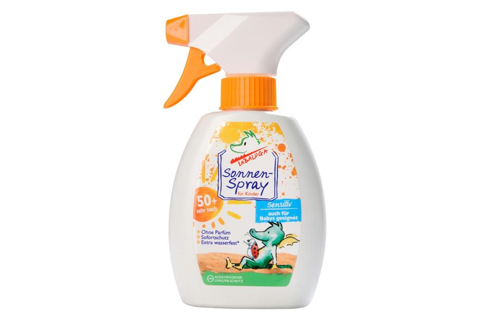 Einer der Testsieger und dazu auch preiswert ist das „Sonnenspray für Kinder Sensitiv“ von Tabaluga (Note 1,7).Ralph Kaiser/Stiftung Warentest/dpa-tmn