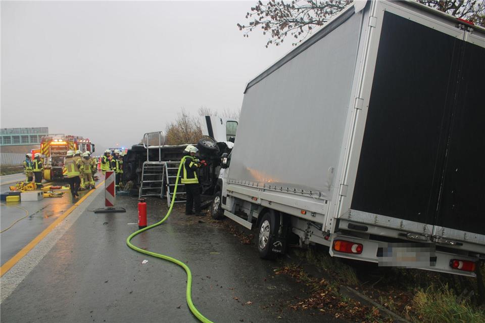 Einer der Transporter kippte auf die Seite und blieb in der Position liegen. Daniel Hobein/Feuerwehr Bad Salzuflen/dpa