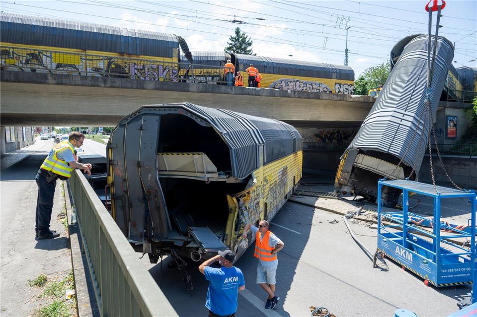 Einer der Waggons ist auf die Straße gestellt worden.Stefan Puchner/dpa