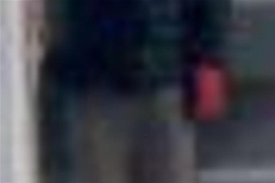 Einer der andere Täter trug rote Arbeitshandschuhe. (Archivbild)-/Polizei NRW/dpa