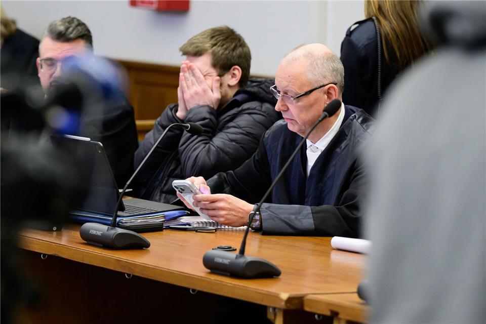 Einer der beiden Angeklagten (Mitte) im Betonplatten-Prozess. Philipp Schulze/dpa